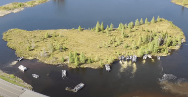 Помог попутный ветер: в США передвинули остров при помощи лодок (фото, видео)