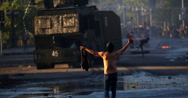 Горящий небоскреб и бунт в Сантьяго. Фоторепортаж: как в Чили протестуют из-за повышения цен в метро