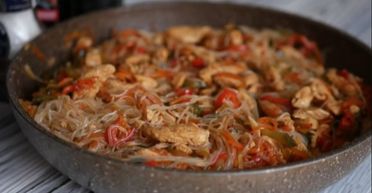 Быстро, просто, невероятно вкусно: фунчоза с курицей и овощами за 20 минут