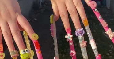 "Одне питання цікавить всіх": жінка з нігтями завдовжки 1,2 м розповіла про своє життя (фото)