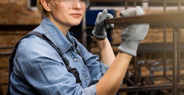 Скандал у київському метро: чому не всі готові брати жінок на "чоловічу" роботу