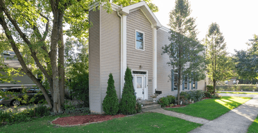 Сусіди скаржилися, а тепер пишаються: знаменитий "будинок-пиріг" знову змінив власника (відео)