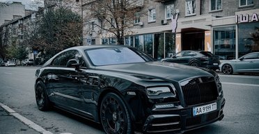 В Киеве заметили раритетный спортивный Rolls-Royce со стильным тюнингом (фото)