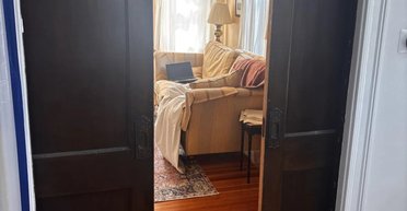 Чоловік вирішив перевірити дивну стіну і знайшов "скарб" із минулого (фото)