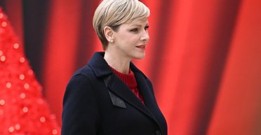 Княгиня Монако вийшла в люди в елегантному зимовому ансамблі (фото)