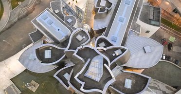 В Европе устанавливают необыкновенные солнечные панели в виде плитки, облицовки, витражей