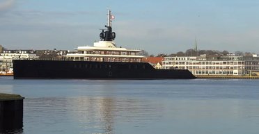 Грабил армию: в США обсуждают роскошную суперяхту таинственного миллиардера