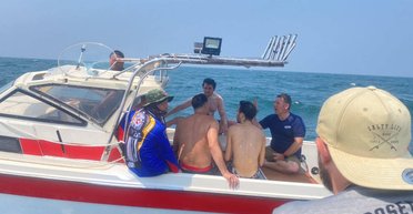 Порожній човен посеред моря допоміг знайти туристів, які застрягли на райському острові (фото)