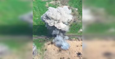 FPV-дрон взорвал робота со взрывчаткой: ВСУ показали, как уничтожили важный мост (видео)