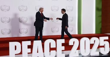 Сварка Трампа і Макрона на сцені в Єгипті: їхню розмову розібрала по губах фахівчиня (відео)