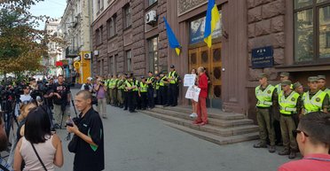 Порошенко не пришел на допрос. Под ГБР его ждали двое протестующих (обновлено)