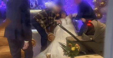 Невеста переволновалась на свадьбе, увлеклась выпивкой и потеряла сознание (фото)