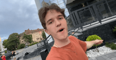 Український підліток відмовився допомогти військовому і привселюдно спалив долари (відео)