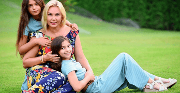 Камалія показала, як розважається з доньками в Іспанії (відео)