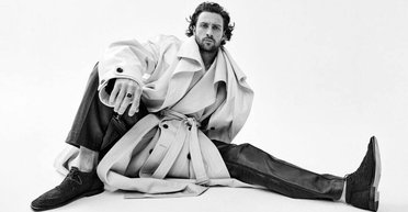 У майці та рожевому пальті: "новий Джеймс Бонд" з'явився на обкладинці модного журналу (фото)