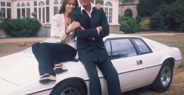 Купили задешево: брати продали Ілону Маску "знахідку в стилі Бонда" за велику суму