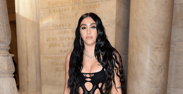 Донька Мадонни в сукні з багатьма вирізами вийшла у світ (фото)