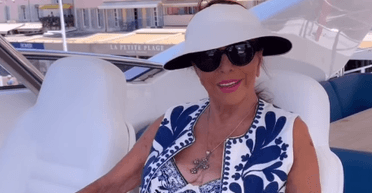 У коротких шортах і козирку: 91-річна Джоан Коллінз показала свій відпочинок на яхті (відео)
