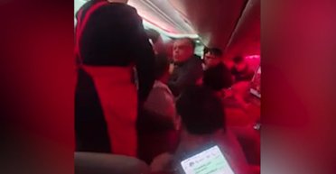 Пассажиры устроили ожесточенную драку на борту британского самолета: тот был вынужден изменить направление (видео)