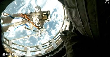 Почти рекорд: китайские астронавты вышли в космос для защиты орбитальной станции (видео)