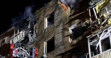 РФ атаковала Харьков дронами: "шахед" врезался в многоэтажку в центре города (видео)