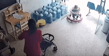 Потеряли из виду: в Китае годовалый малыш "убежал" из дома на ходунках (видео)