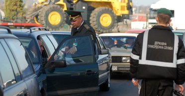 Заборона виїзду за кордон: кого стосується і чи можуть не випустити з України жінок