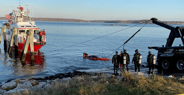 "Попливла" в океан: рибалка врятував жінку, яка тонула у викраденому спорткарі (фото)