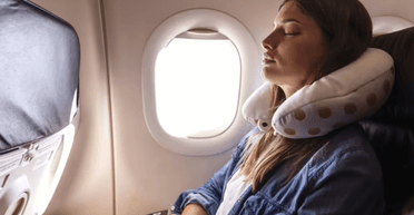 Почему иллюминаторы в самолетах круглые, а не квадратные: капитан самолета дал простое объяснение