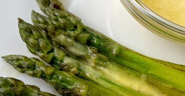 Сезонні рецепти: як приготувати спаржу з соусом голландайз