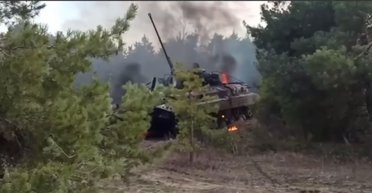 Обстреливала позиции ВСУ: дрон-камикадзе точным ударом уничтожил вражескую БМП-1 (видео)