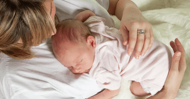 "Занадто незграбний": дружина не дозволяє чоловікові тримати їхню доньку на руках