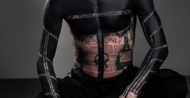 Machine Gun Kelly показав, як зафарбовував усі свої татуювання (відео)