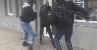 Банда підлітків в Івано-Франківську влаштувала облаву на самотніх перехожих (відео)