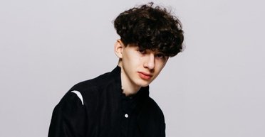 Предлагали встречу за 1500 долларов: украинский певец рассказал про фанаток (видео)