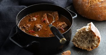 Весь секрет в специях и соусе: рецепт тушеной говядины с картофелем