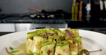 Молоді кабачки в оригінальній заправці: рецепт смачної сезонної страви