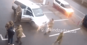 Мобилизация в Одессе: сотрудники ТЦК порвали справку об отсрочке и затащили мужчину в бус (видео)