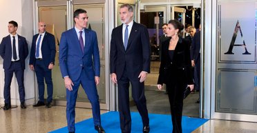 Королева Летиція зʼявилася в бездоганному оксамитовому ансамблі (фото)