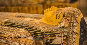 "Помогали разговаривать в загробной жизни": в Египте нашли 13 мумий с золотыми языками (фото)