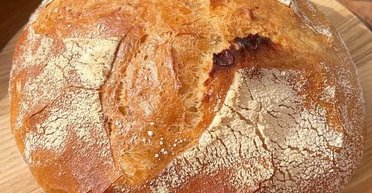 Усього 3 інгредієнти: рецепт паляниці без замісу тіста (відео)