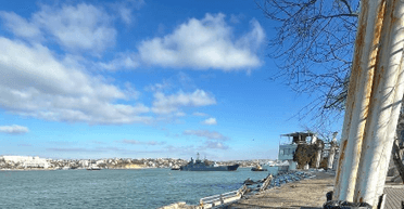 До Севастополя прибув ВДК "Оленегорский горняк": у ВМС відповіли, чи несе він загрозу (відео)