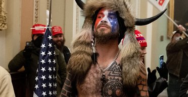 "Я справжній президент": шаман, який штурмував Капітолій, судиться з Трампом на $40 трлн