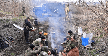 Колаборант роздавав "гуманітарну" та "матеріальну" допомогу від РФ на Харківщині (фото)