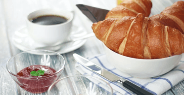 "Это все меняет": люди были шокированы, узнав о "правильном" способе поедания круассана (видео)