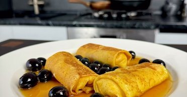 Неймовірно смачні млинці з сиром та апельсиновим соусом: покроковий рецепт