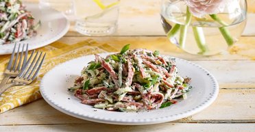 Сытный и вкусный: рецепт салата с колбасой и огурцами