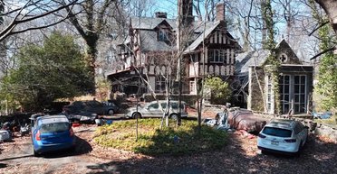 В заброшенном поместье обнаружили коллекцию редких автомобилей (фото, видео)