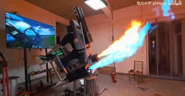 Соседям не позавидуешь: мужчина собрал дома кабину истребителя (видео)