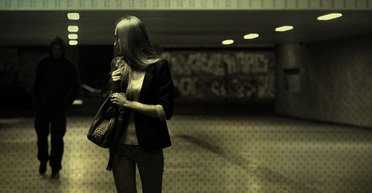 "Один на мільйон": незнайомець оригінально захистив дівчину від хуліганів